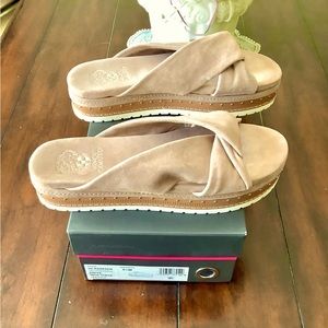 VINCE CAMUTO -Rareden Platform slide sandal size 9.5